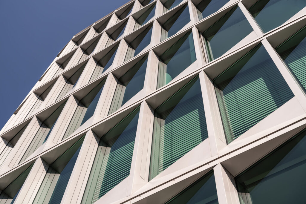 Nahaufnahme der Fassade des Westhafen Hauses