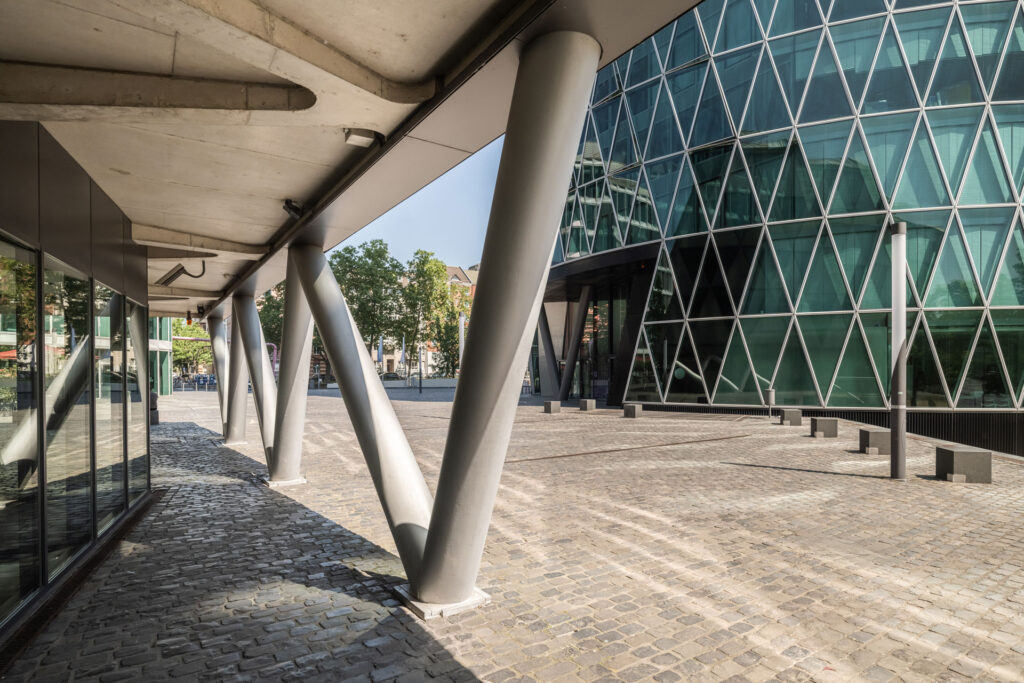 Blick vom Westhafen Brückengebäude auf den Westhafenplatz und den Westhafen Tower