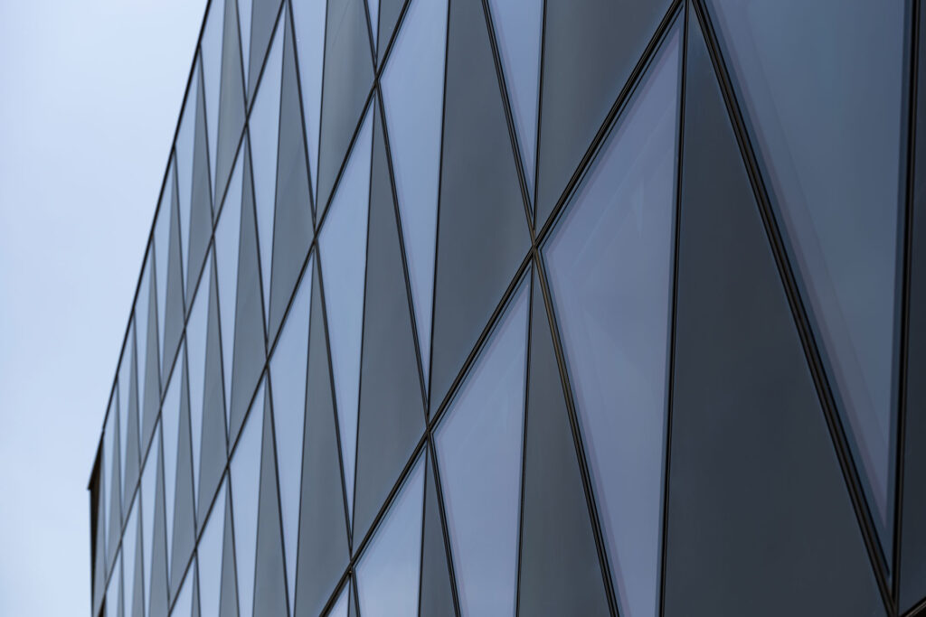 Nahaufnahme der Fassade des Westhafen Brückengebäudes