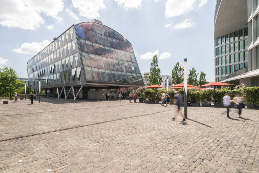 Westhafenplatz mit Blick auf das Westhafen Brückengebäude