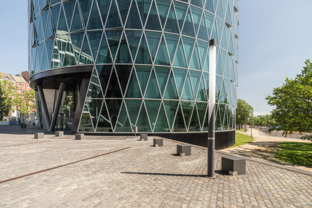Außenansicht des Westhafen Towers vom Westhafenplatz aus