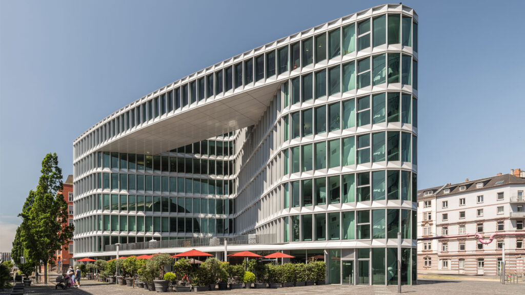 Blick auf das Westhafen Haus mit Außenbereich des Restaurants L'Osteria