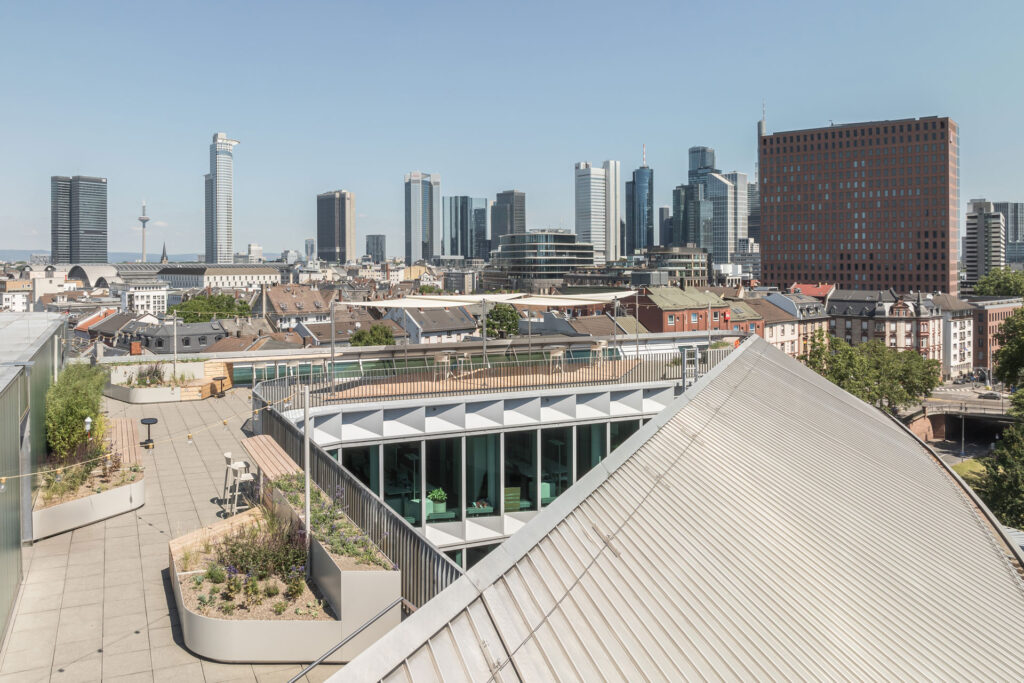 Blick über die Dachterrasse auf dem Westhafen Haus mit Blick auf die Skyline von Frankfurt am Main