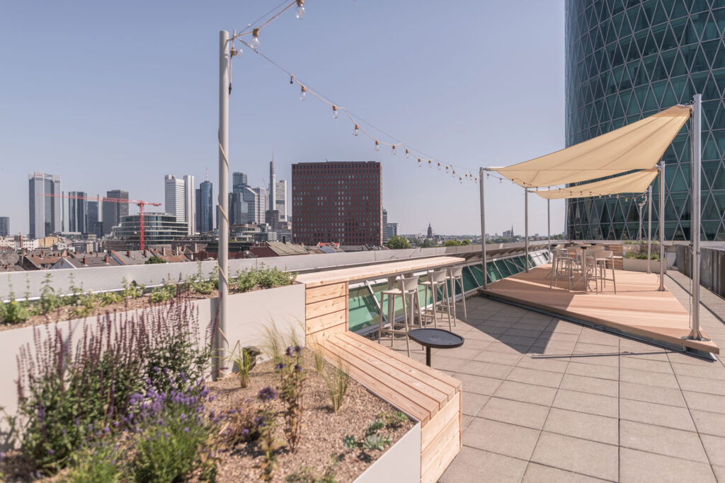 Dachterrasse auf dem Westhafen Haus mit Blick auf die Skyline von Frankfurt am Main