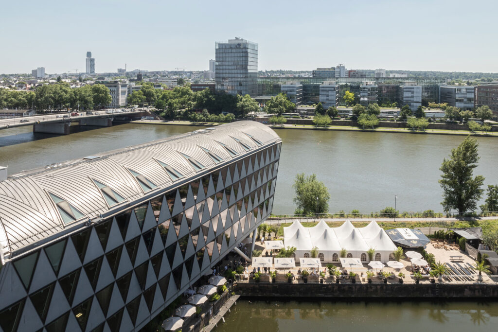 Blick über das Westhafen Brückengebäude auf den Main
