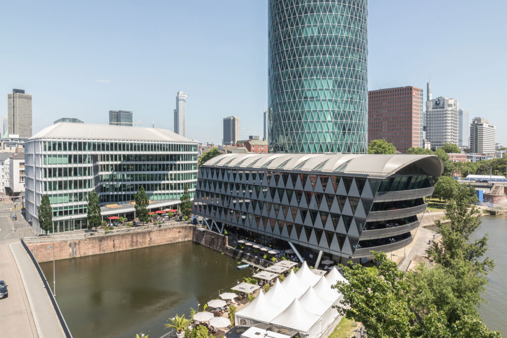 Niedrig aufgenommenes Luftbild mit Blick auf das Westhafen Brückengebäude, das Westhafen Haus sowie den Westhafen Tower