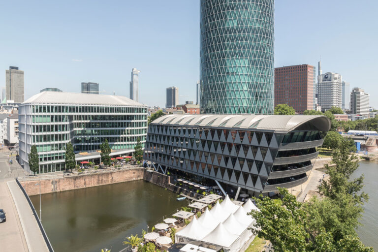 Niedrig aufgenommenes Luftbild mit Blick auf das Westhafen Brückengebäude, das Westhafen Haus sowie den Westhafen Tower