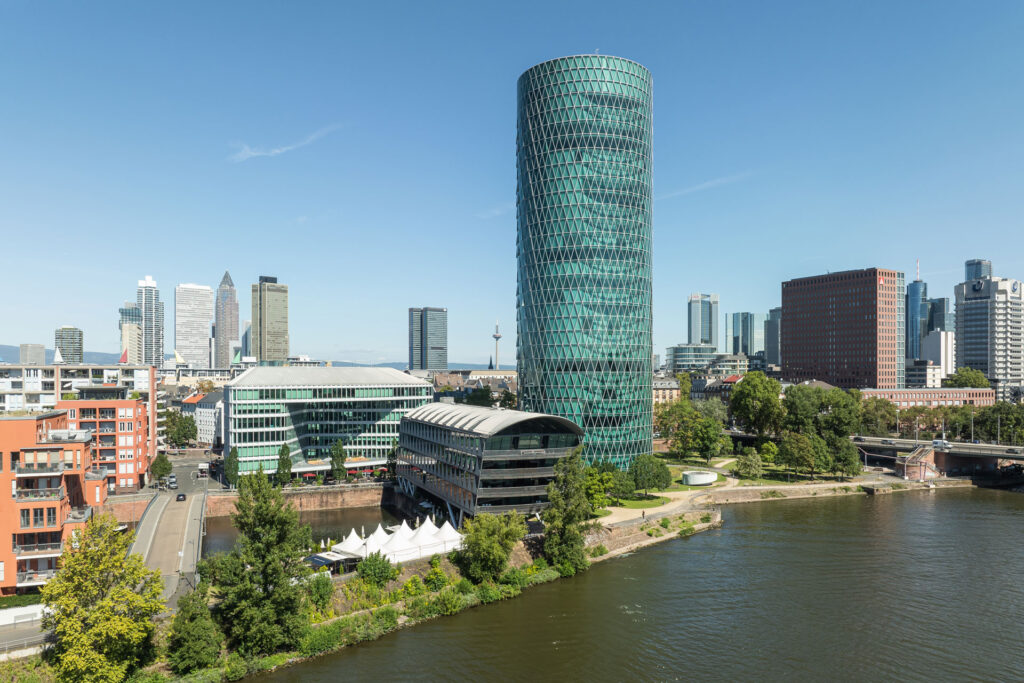 Luftbild des Westhafen Ensembles bestehend aus Westhafen Tower, Westhafen Haus und Westhafen Brückengebäude