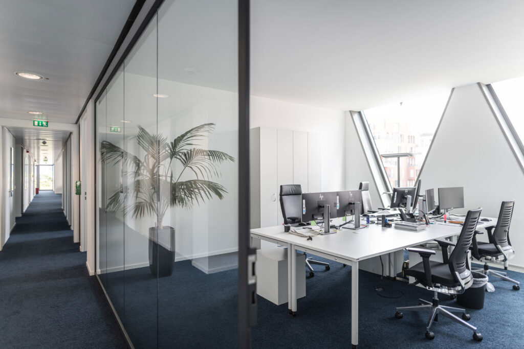 Büro und Flur im Westhafen Brückengebäude