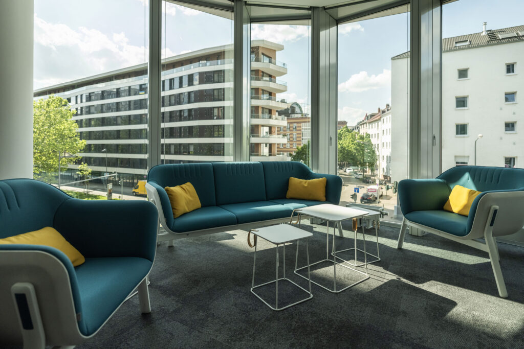 Besprechungsecke im Westhafen Haus mit Blick auf die Speicherstraße