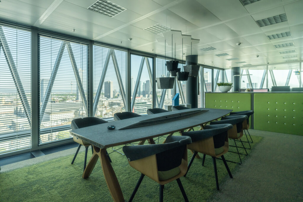 Meetingraum im Westhafen Tower mit Blick auf die Skyline von Frankfurt am Main