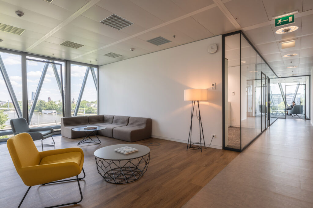 Raum mit Sofa im Westhafen Tower mit Blick auf den Main