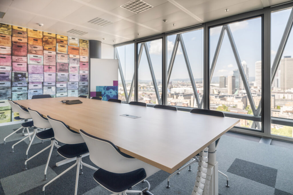 Konferenzraum im Westhafen Tower mit Blick auf die Skyline von Frankfurt am Main
