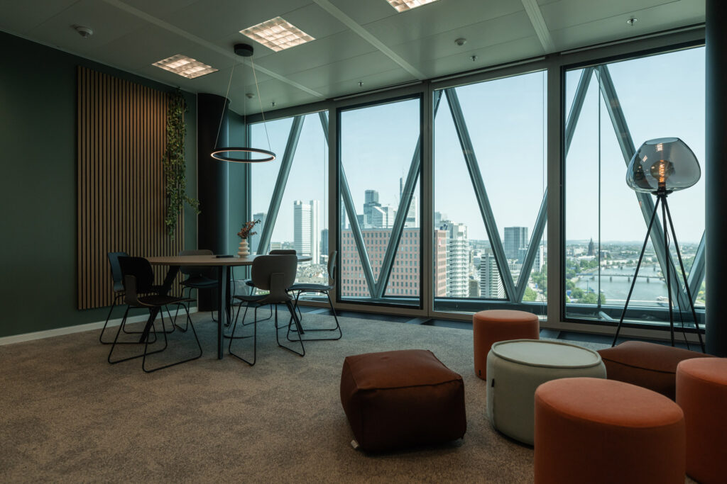 Raum im Westhafen Tower mit Blick auf die Skyline von Frankfurt am Main und den Fluss