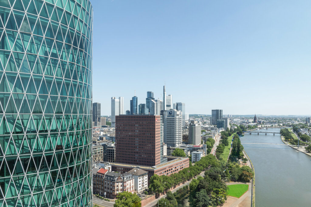Luftbild mit Blick auf den Westhafen Tower, die Skyline von Frankfurt am Main und den Main