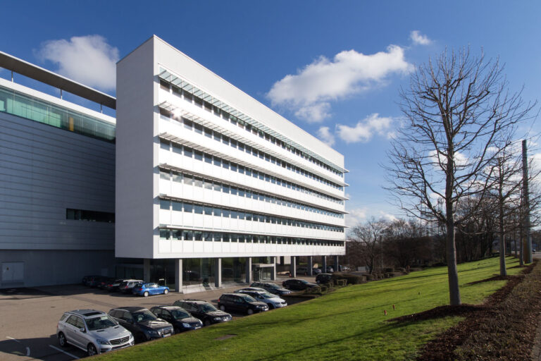 Außenansicht Bürohaus Durlacher Allee in Karlsruhe mit Parkplatz
