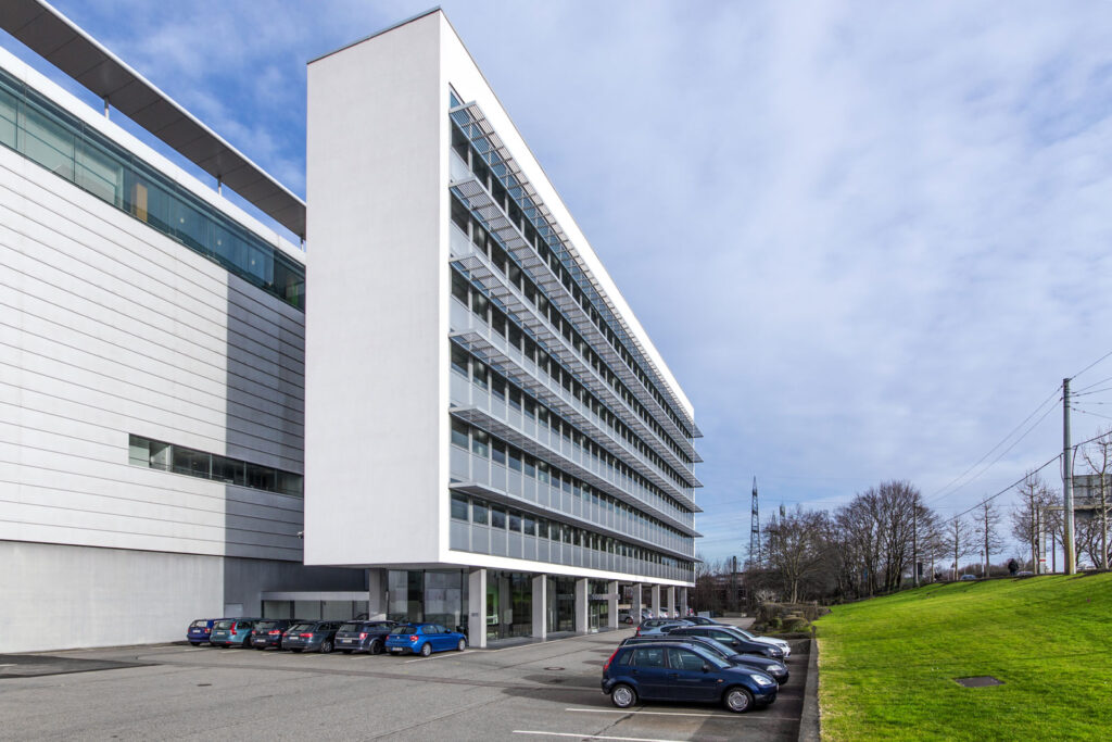 Außenansicht Bürohaus Durlacher Allee in Karlsruhe mit Parkplatz