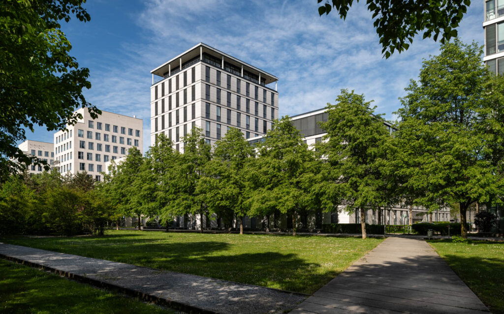 Blick vom Park aus auf den Denkraum München