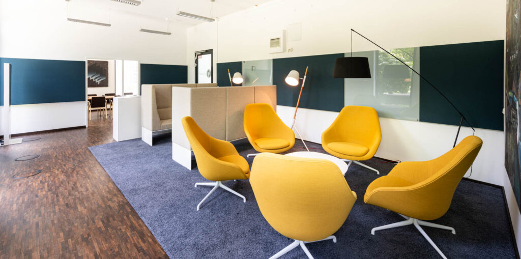 Moderner Huddle Room und Besprechungsecke im Denkraum München
