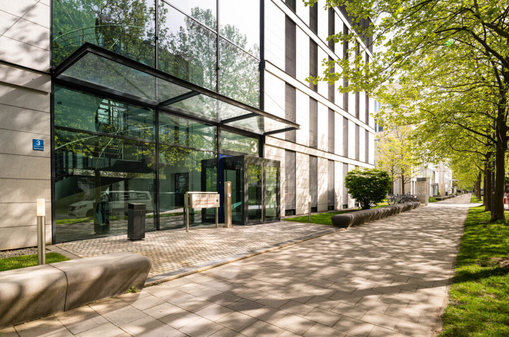 Eingangsbereich des Bürogebäudes Denkraum München
