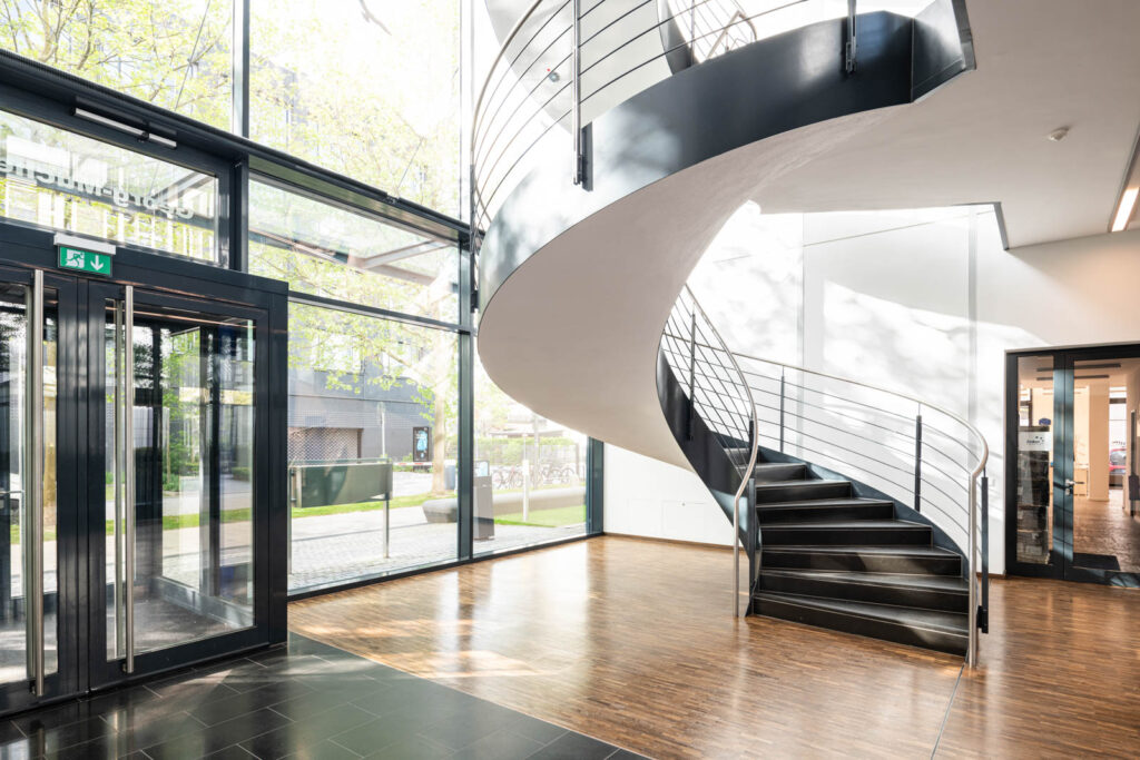 Treppenhaus und Eingangsbereich des Bürogebäudes Denkraum München
