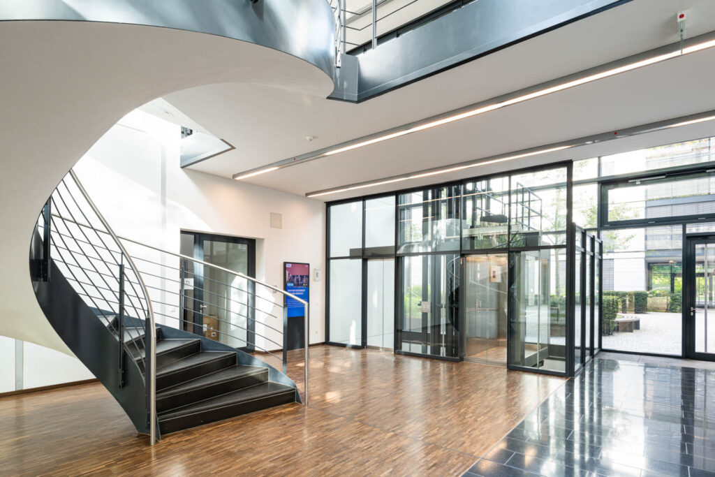 Treppenhaus und Aufzüge des Bürogebäudes Denkraum München