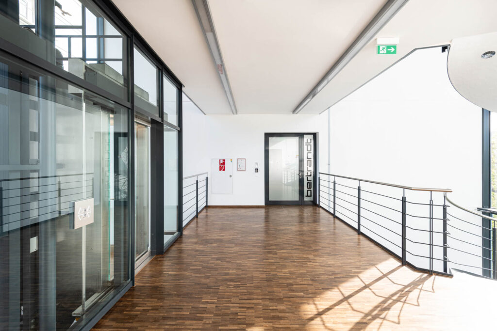 Treppenhaus und Aufzüge des Bürogebäudes Denkraum München