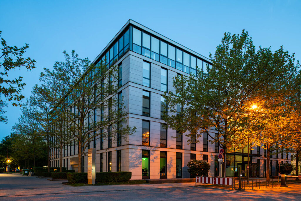 Außenansicht des Bürogebäudes Denkraum München in der Abenddämmerung