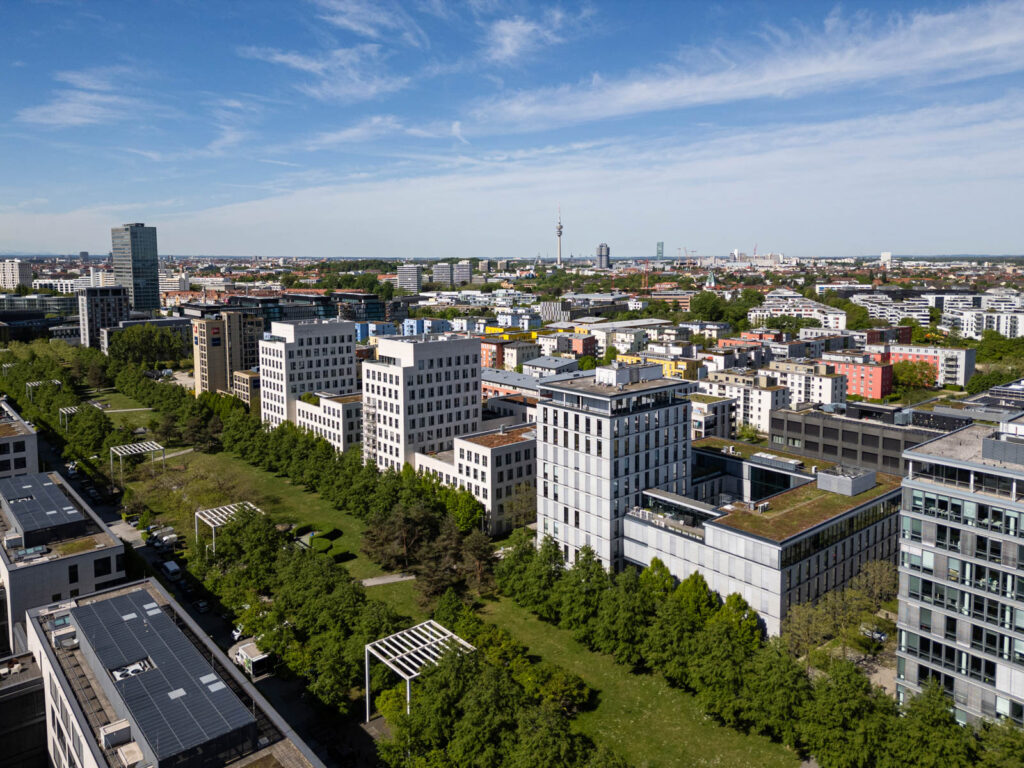 Luftbild des Bürogebäudes Denkraum München mit Blick über die benachbarte Parkanlage