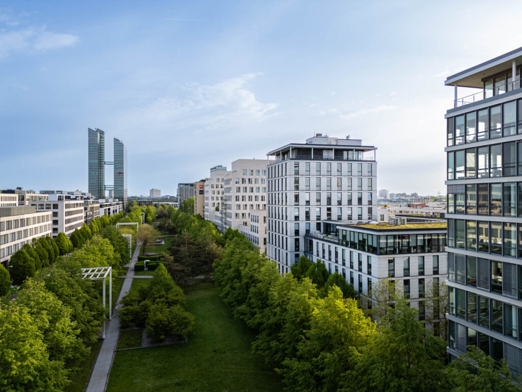 Luftbild des Bürogebäudes Denkraum München mit Blick über die benachbarte Parkanlage
