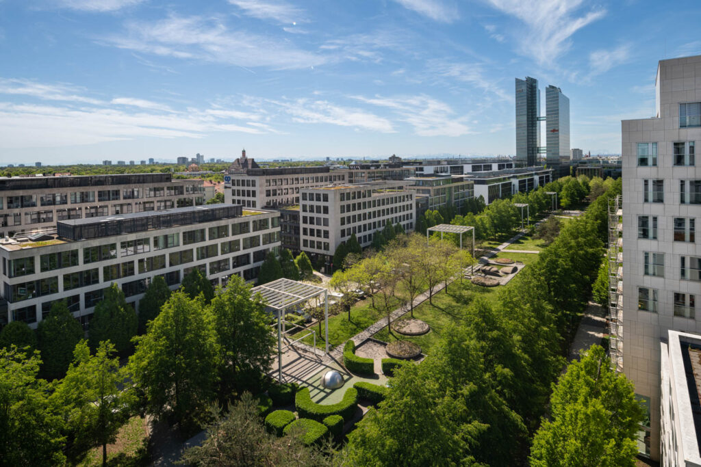 Aussicht vom Denkraum München auf die benachbarte Parkanlage