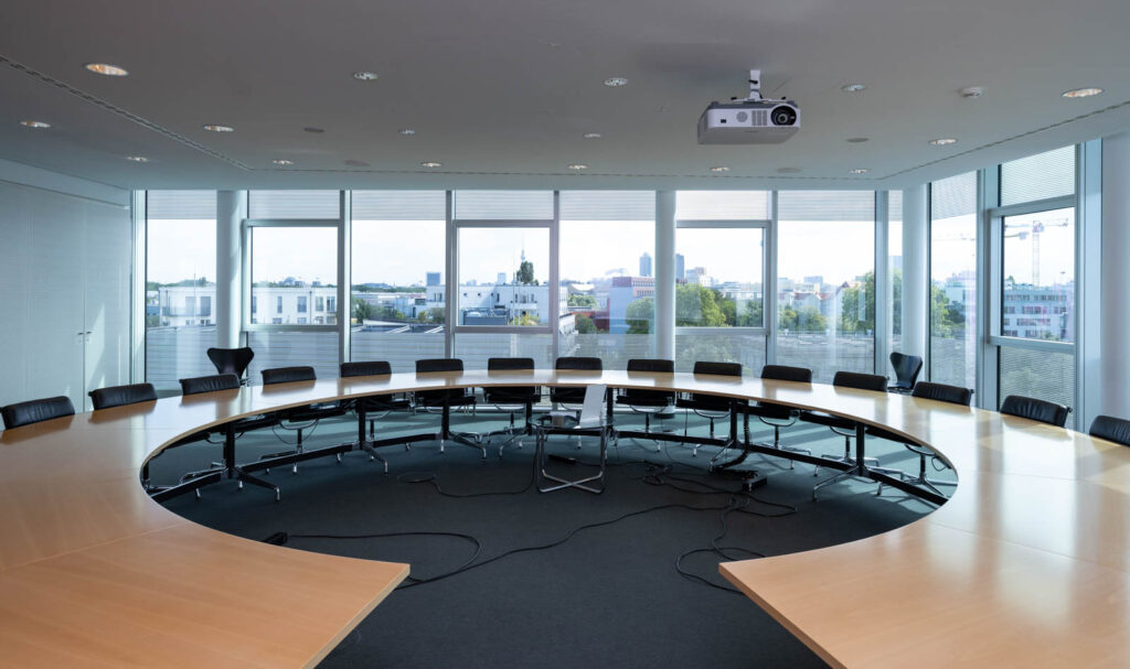 Großer Besprechungsraum mit rundem Konferenztisch im Bürogebäude Embassy Garden in Berlin