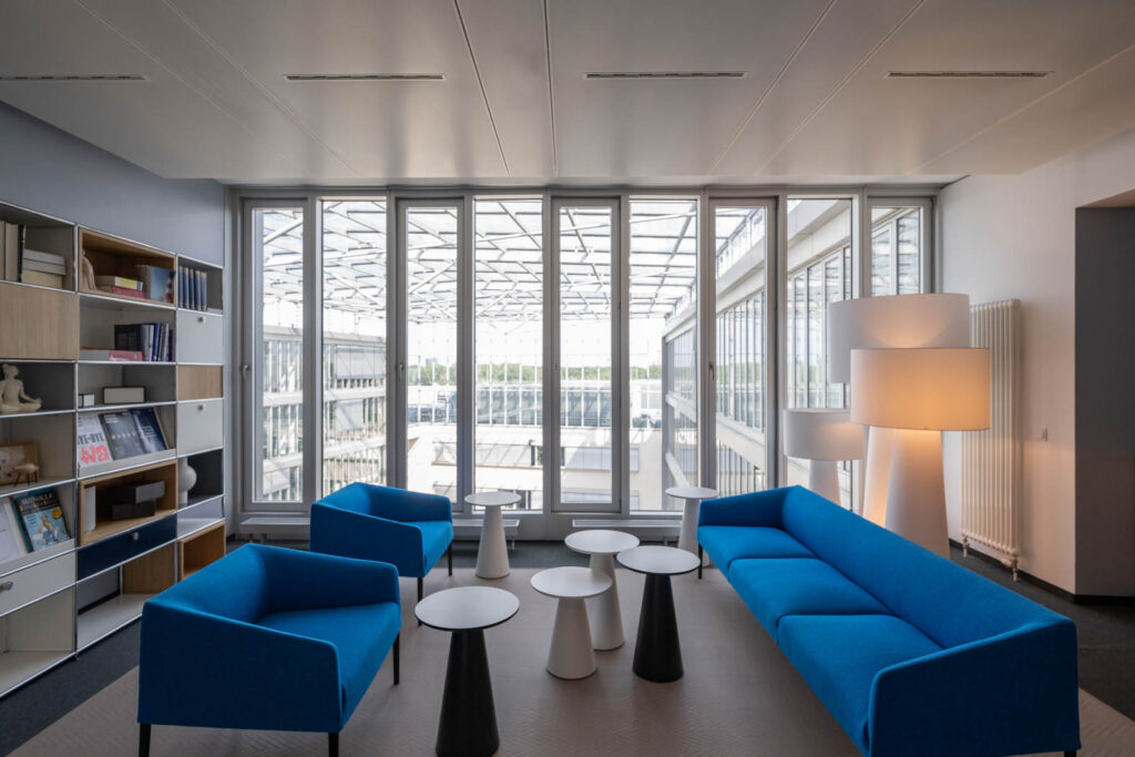 Raum mit Sofas und Bibliothek im Bürogebäude Embassy Garden in Berlin