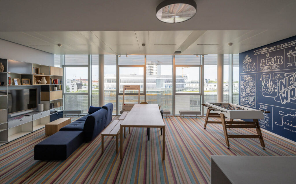 Sozialraum mit Couch, TV und Tischfußball im Bürogebäude Embassy Garden in Berlin