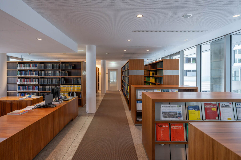 Bibliothek im Bürogebäude Embassy Garden in Berlin