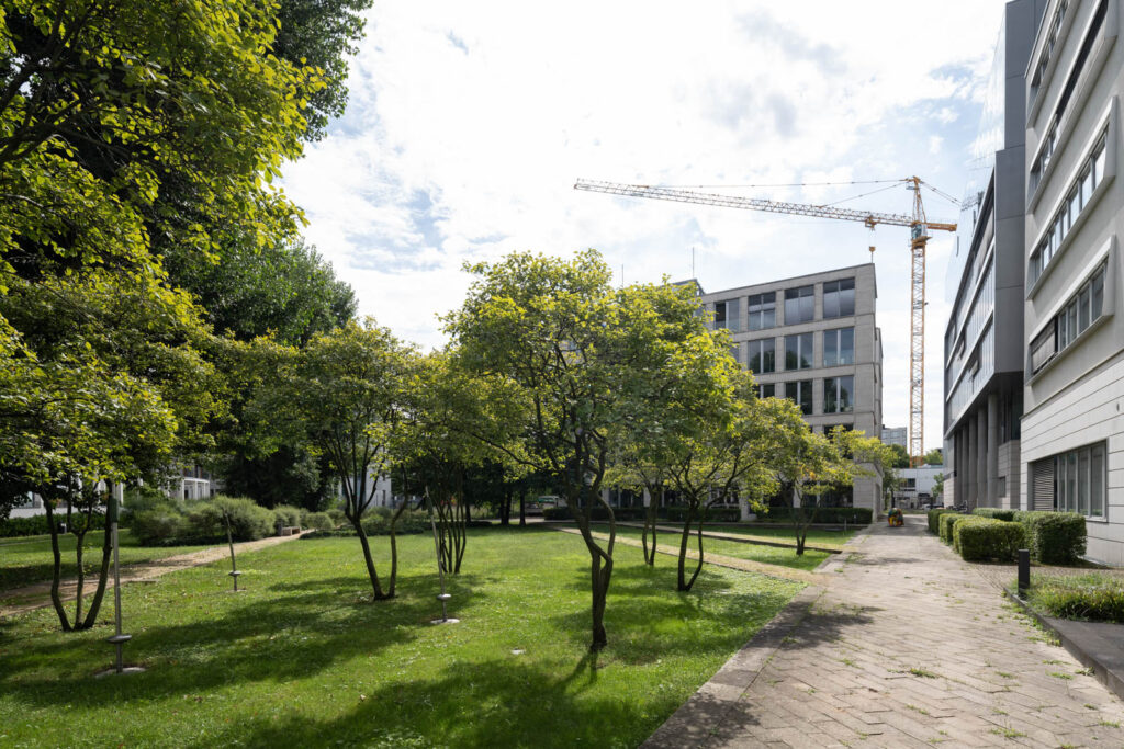 Parkanlage des Bürogebäudes Embassy Garden in Berlin