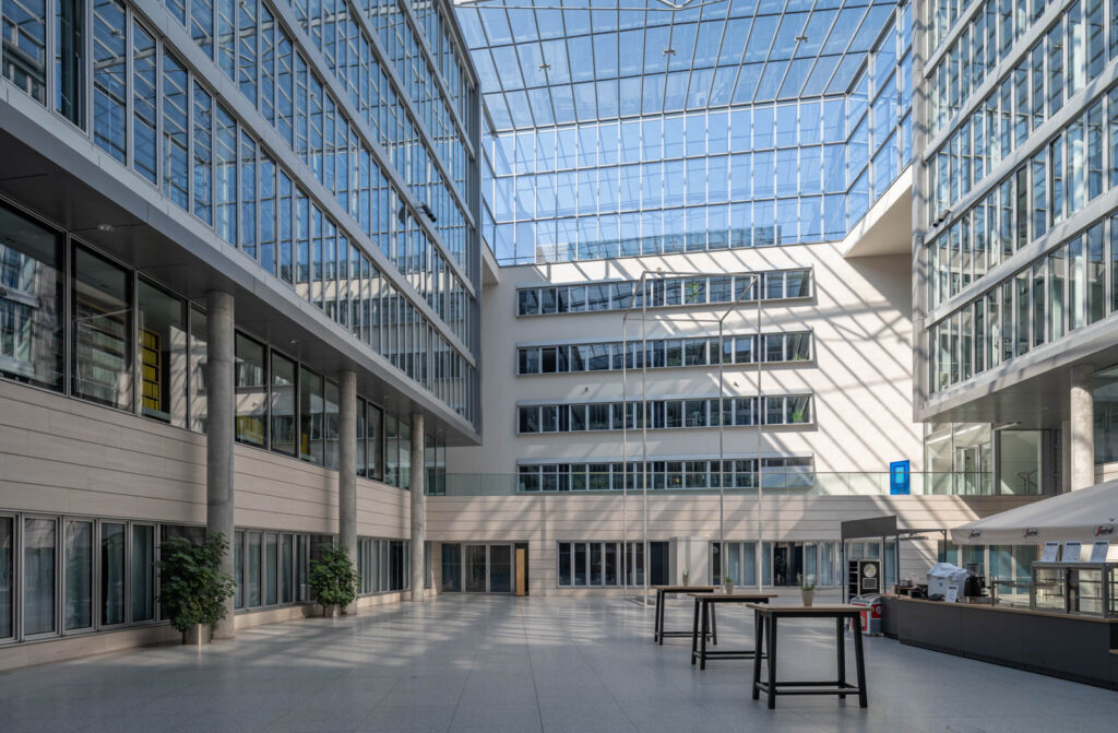 Atrium im Bürogebäude Embassy Garden in Berlin
