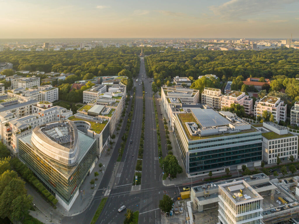 Luftbild von Embassy Garden in Berlin mit Blick über die Klingelhöferstraße