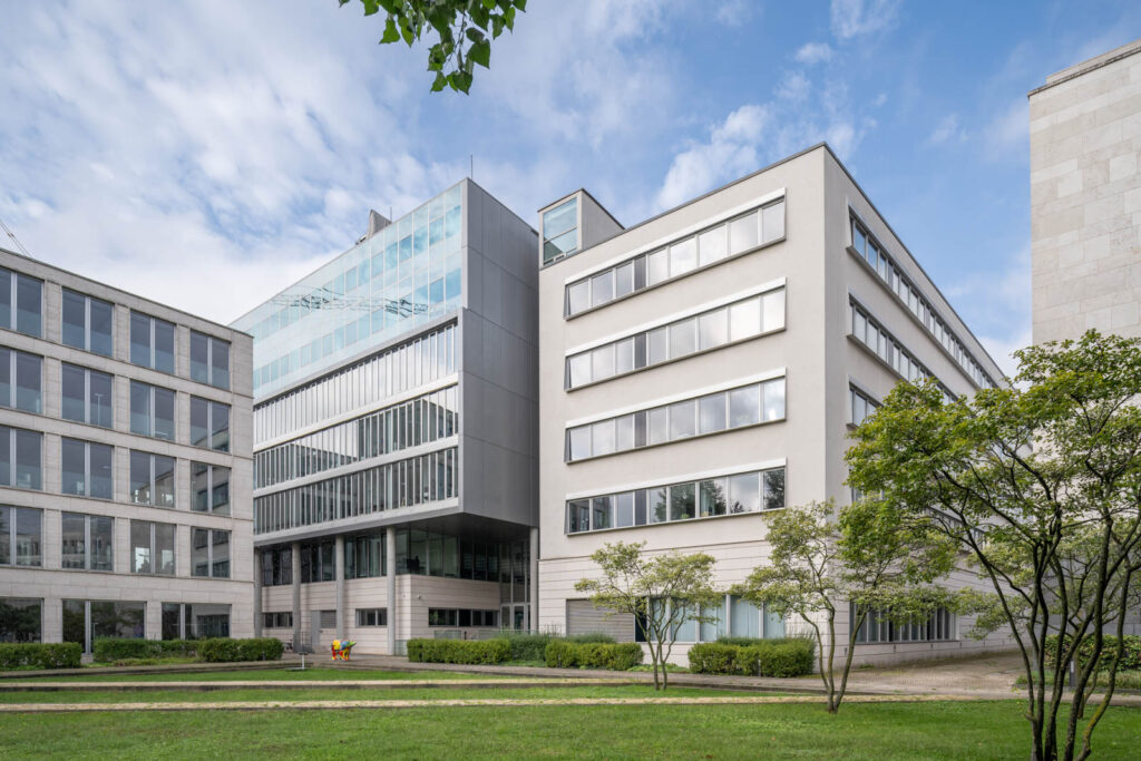 Blick aus dem Park auf das Bürogebäude Embassy Garden in Berlin