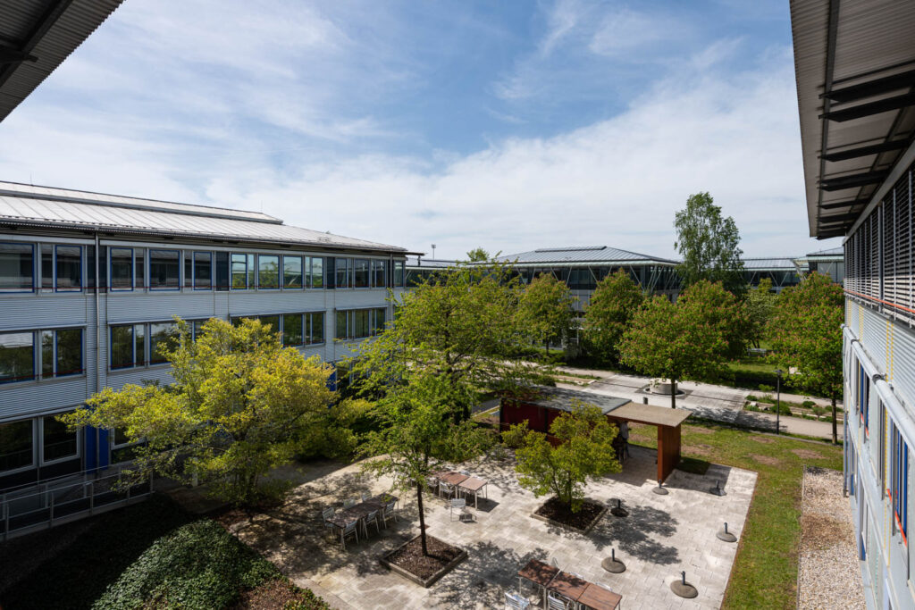 Blick aus dem Obergeschoss des Bürohauses Haar in München