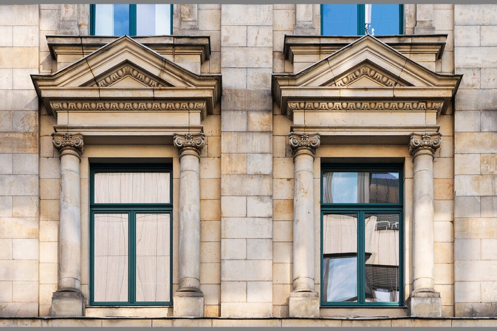 Zwei Fenster mit historischen Einfassungen am Bürohaus Hannover
