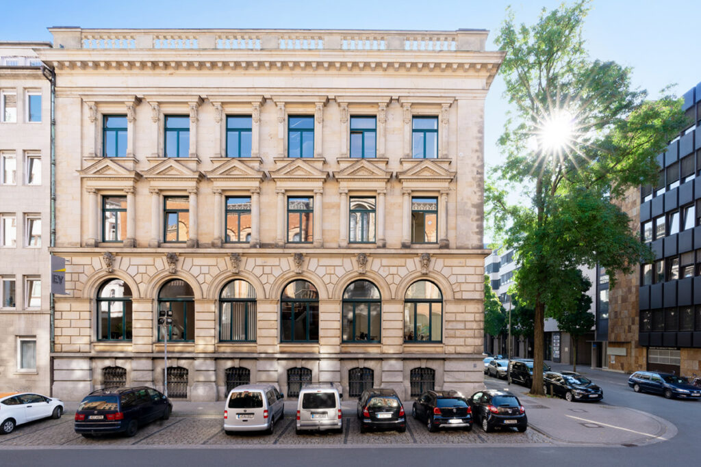 Historische Fassade des Bürohauses Hannover mit Parkplätzen