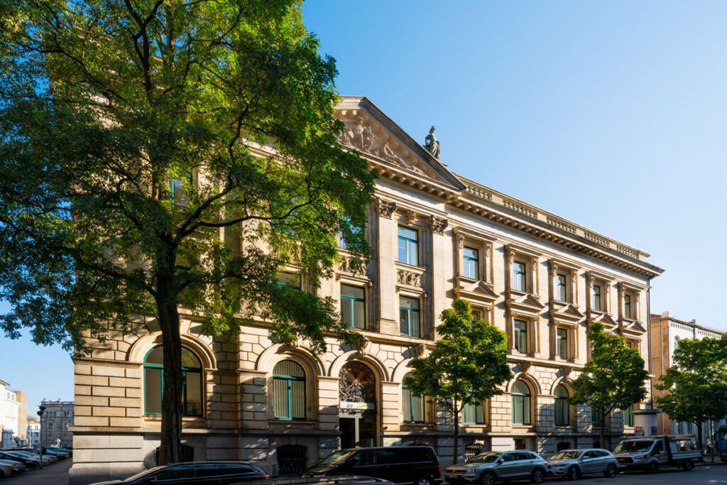 Außenansicht des historischen Bürohauses in Hannover