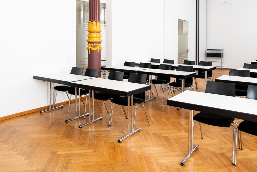Schulungsraum mit parlamentarischer Bestuhlung und historischer Säule im Bürohaus Hannover