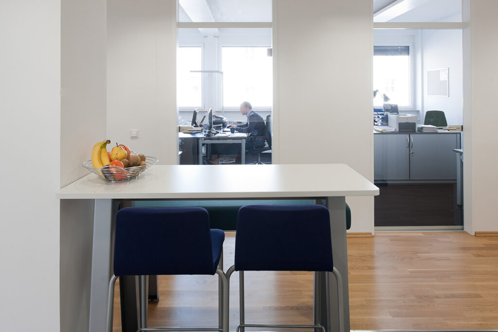Tisch und Büros im Bürohaus Lessingstraße in München