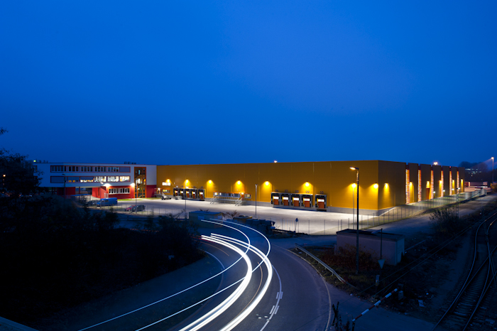 Außenansicht des Logistikcenters Karlsruhe in der Abenddämmerung