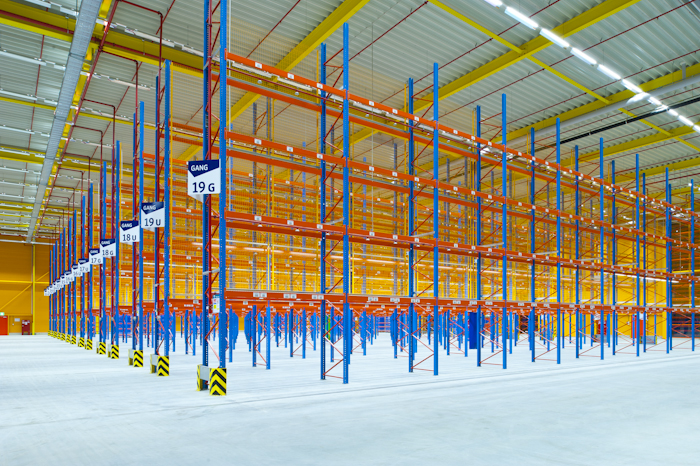 Lagerfläche mit Regalen im Logistikcenter Karlsruhe
